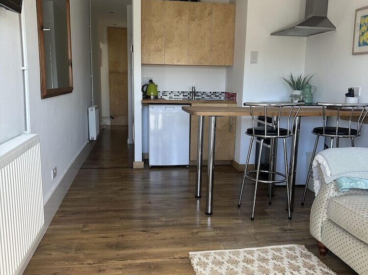 فندق Cozy Coastal Lodge In Hayle