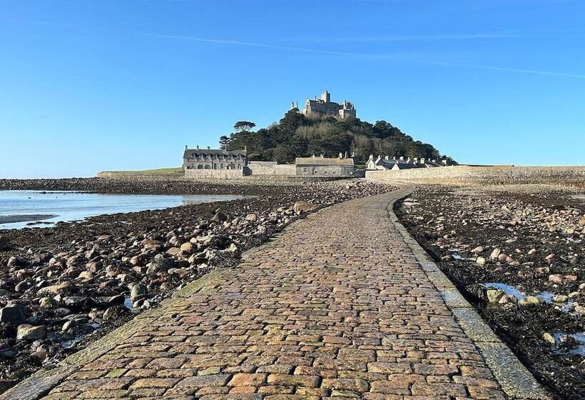 Отель Cozy Coastal Lodge In Hayle