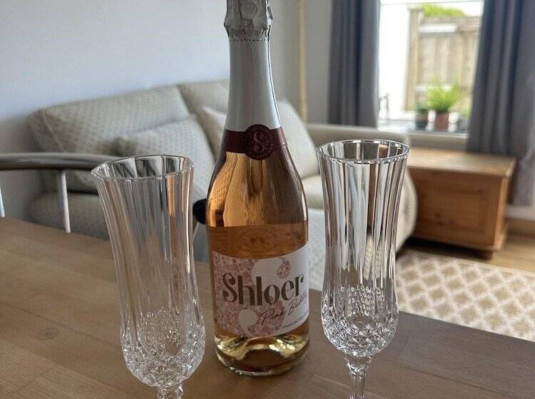 Отель Cozy Coastal Lodge In Hayle