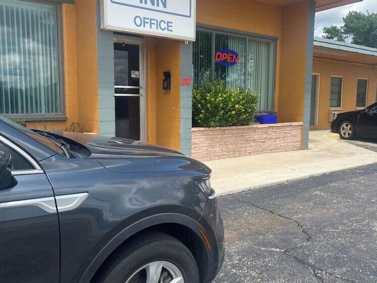 فندق Relax Inn By Oyo Clinton