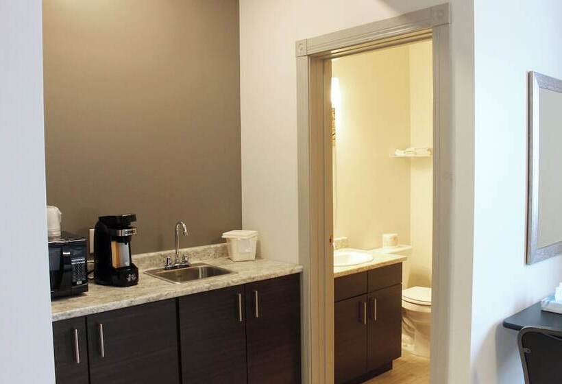 فندق Roadhouse 52 Inn & Suites