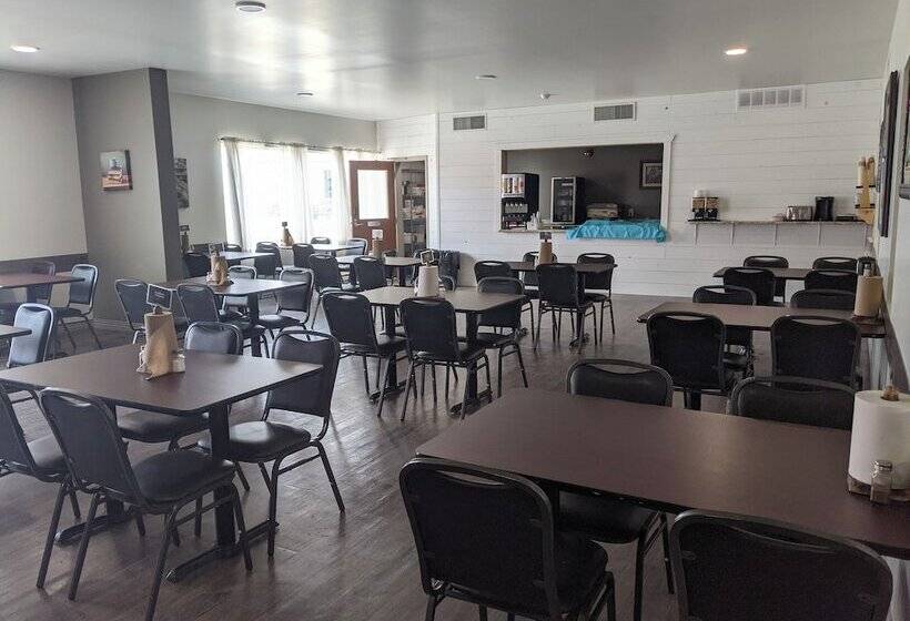 فندق Roadhouse 52 Inn & Suites