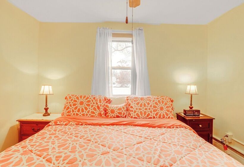 Ideally Located Villas Home: 2 Mi To Beaches!