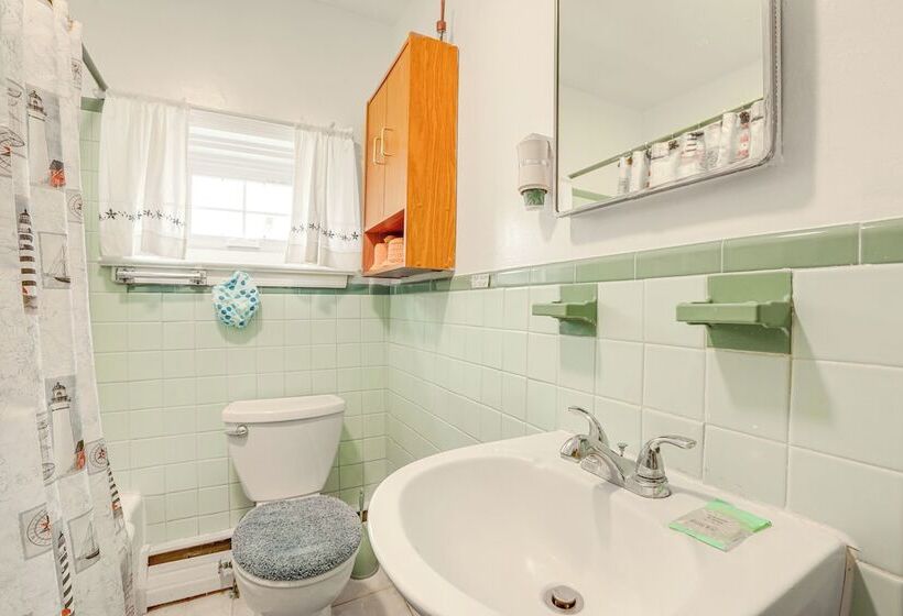 Ideally Located Villas Home: 2 Mi To Beaches!