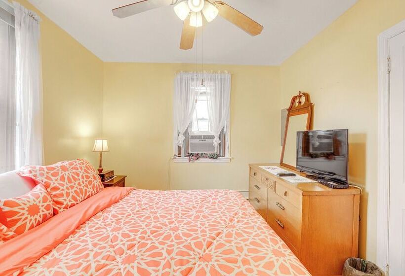 Ideally Located Villas Home: 2 Mi To Beaches!