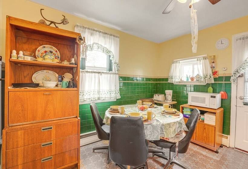 Ideally Located Villas Home: 2 Mi To Beaches!