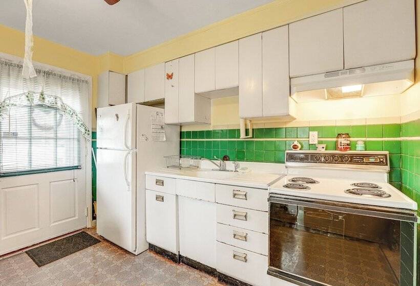 Ideally Located Villas Home: 2 Mi To Beaches!