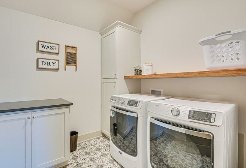 Idyllic Belmont Home < 1 Mi To Historic District!