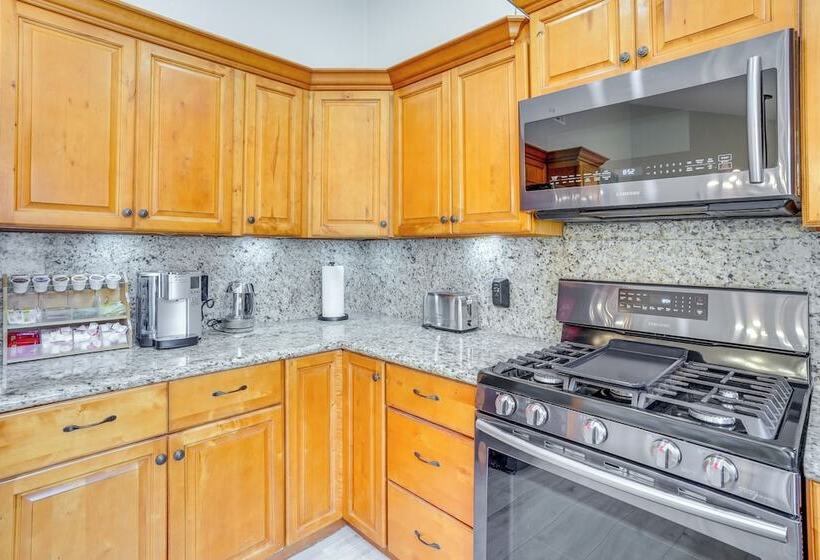 Idyllic Tustin Home W/ Private Patio & Grill