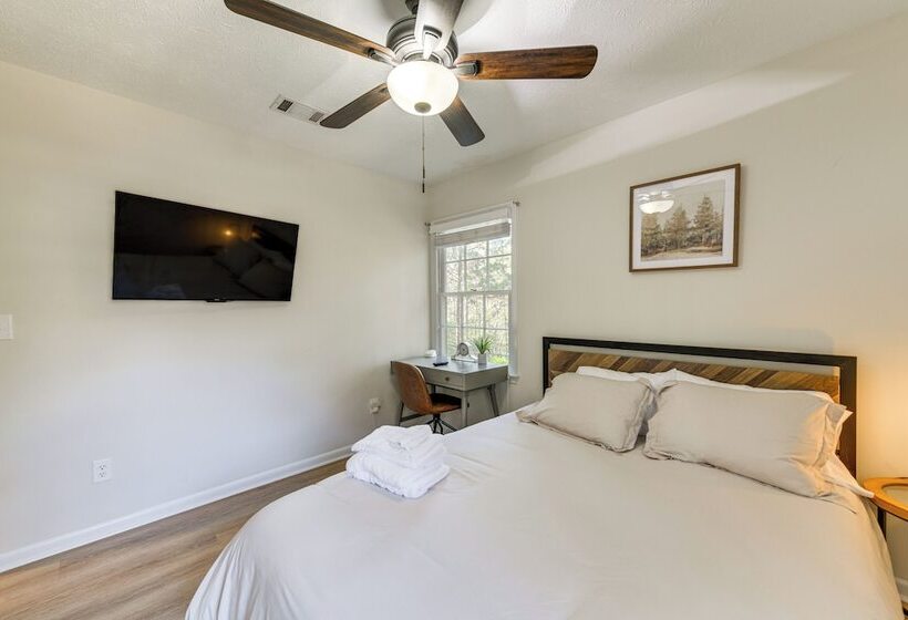 Inviting Columbus Home W/ Deck: 7 Mi To Downtown!