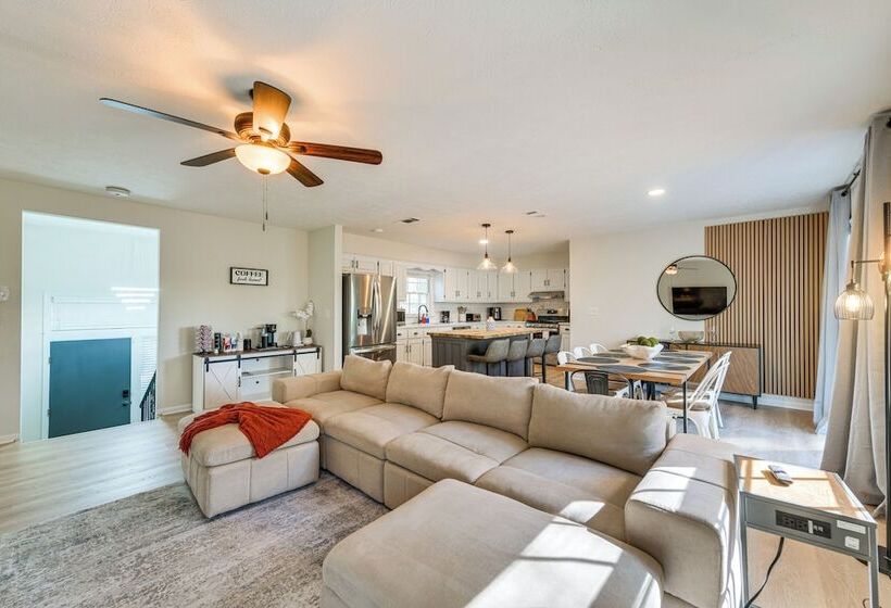 Inviting Columbus Home W/ Deck: 7 Mi To Downtown!