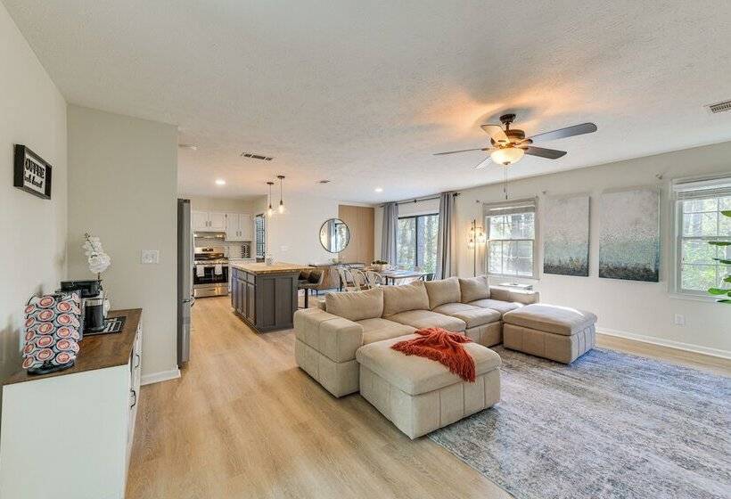 Inviting Columbus Home W/ Deck: 7 Mi To Downtown!