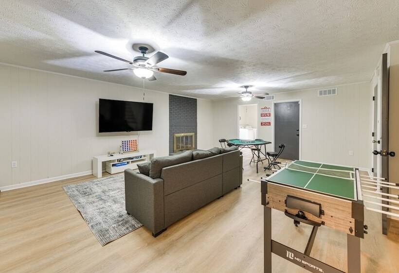 Inviting Columbus Home W/ Deck: 7 Mi To Downtown!