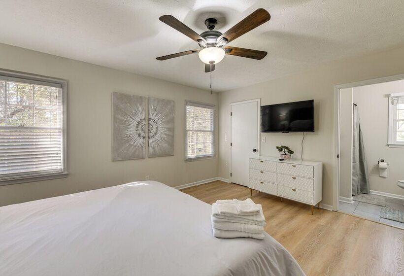 Inviting Columbus Home W/ Deck: 7 Mi To Downtown!