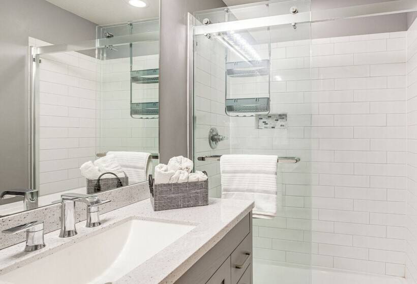 6 Mi To Dia: Denver Home W/ Fenced Yard & Fire Pit