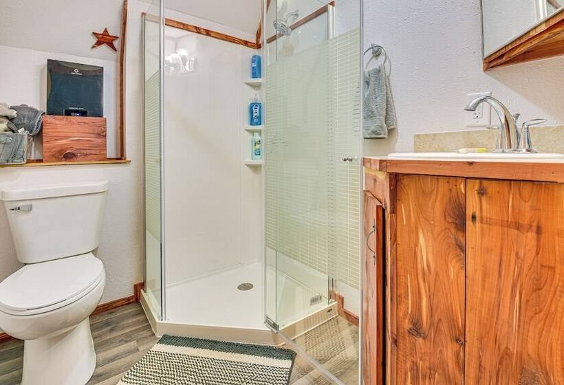 Inviting Des Arc Cabin W/ Fire Pit + Deck!