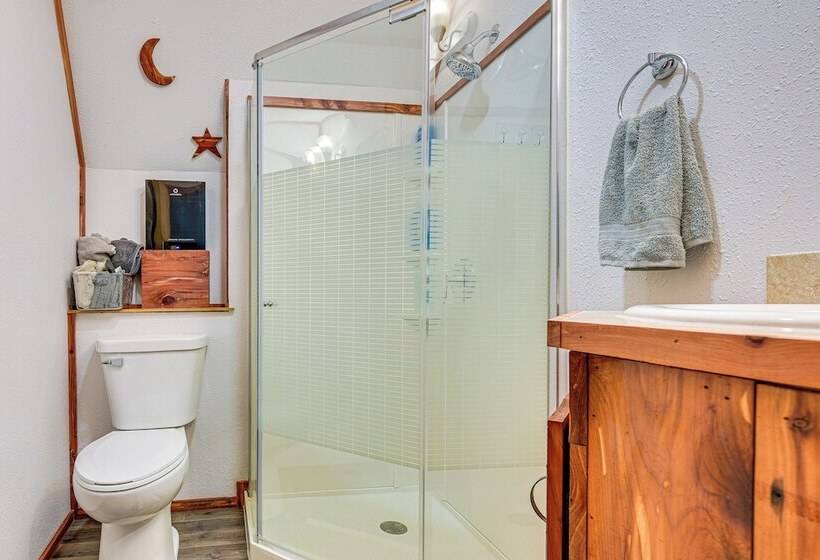 Inviting Des Arc Cabin W/ Fire Pit + Deck!