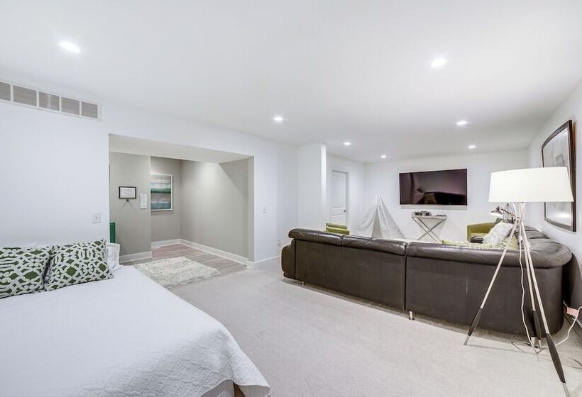 Downtown Douglas Home W/ Kayaks Near Oval Beach