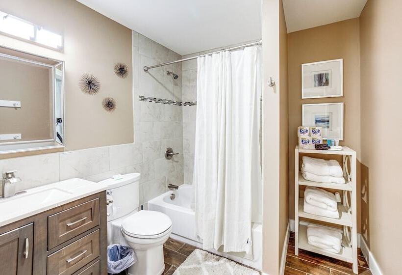 Downtown Douglas Home W/ Kayaks Near Oval Beach