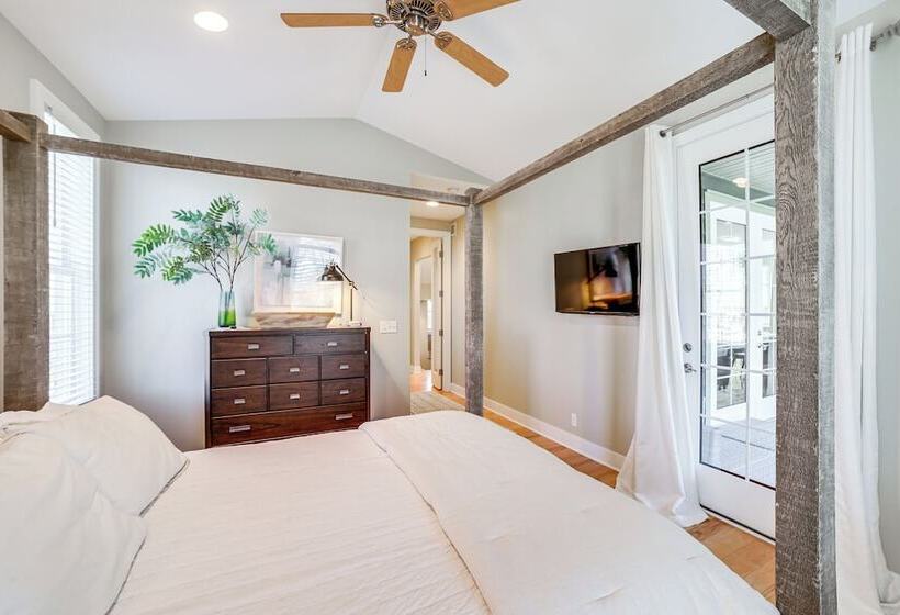 Downtown Douglas Home W/ Kayaks Near Oval Beach