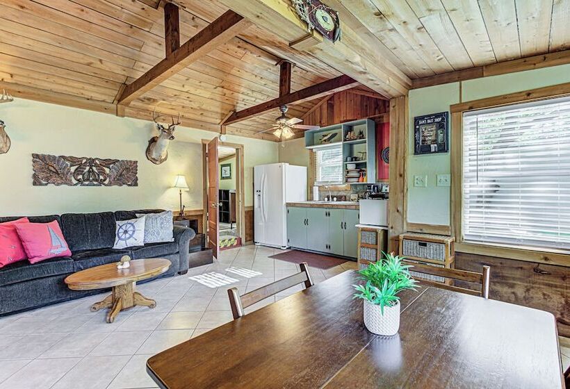 Charming Lakeview Cottage With Lake Access!