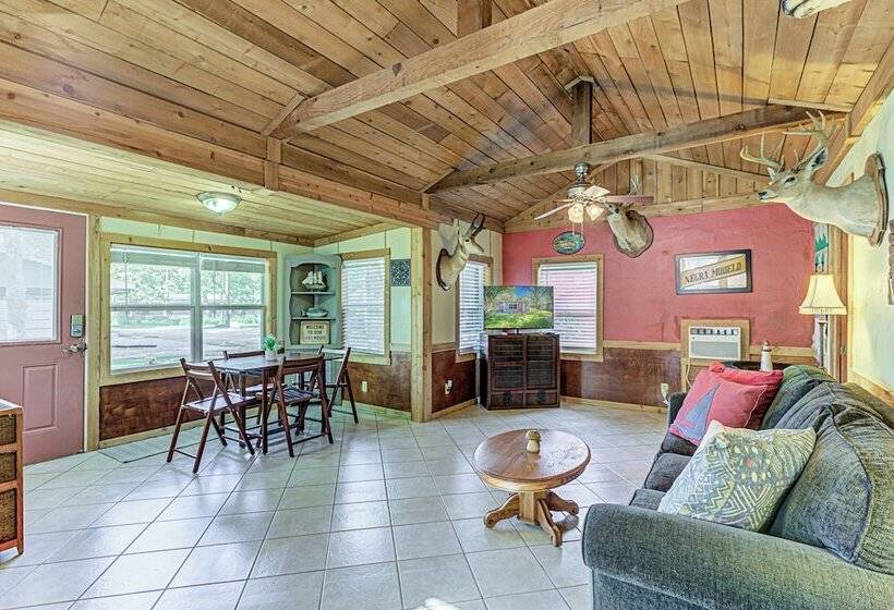 Charming Lakeview Cottage With Lake Access!