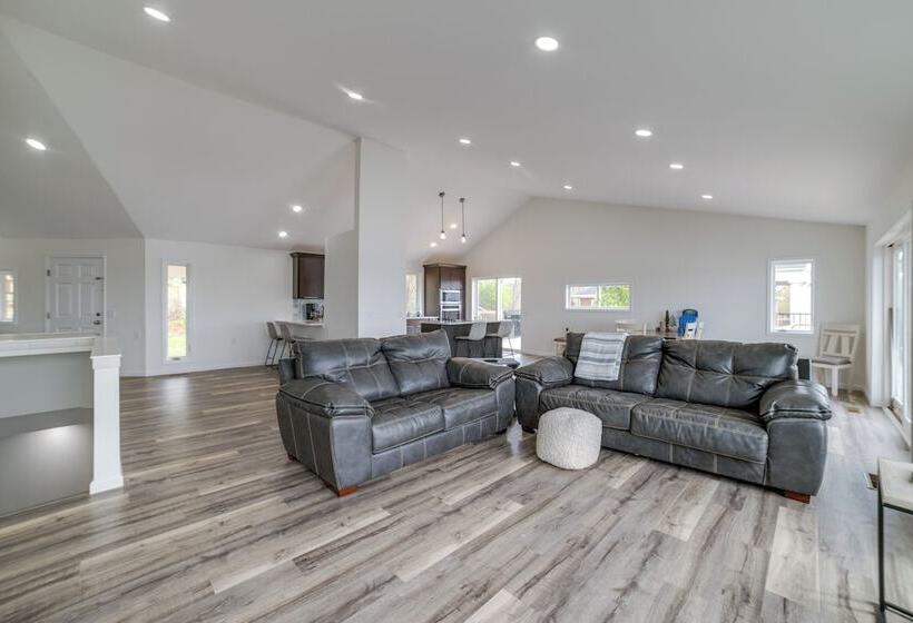 Deck W/ Lake Barkley Views: Spacious Family Home!