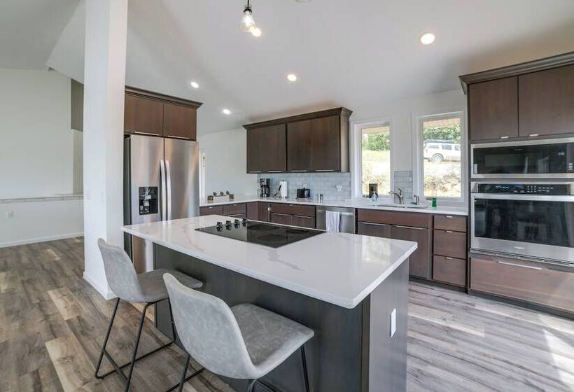 Deck W/ Lake Barkley Views: Spacious Family Home!