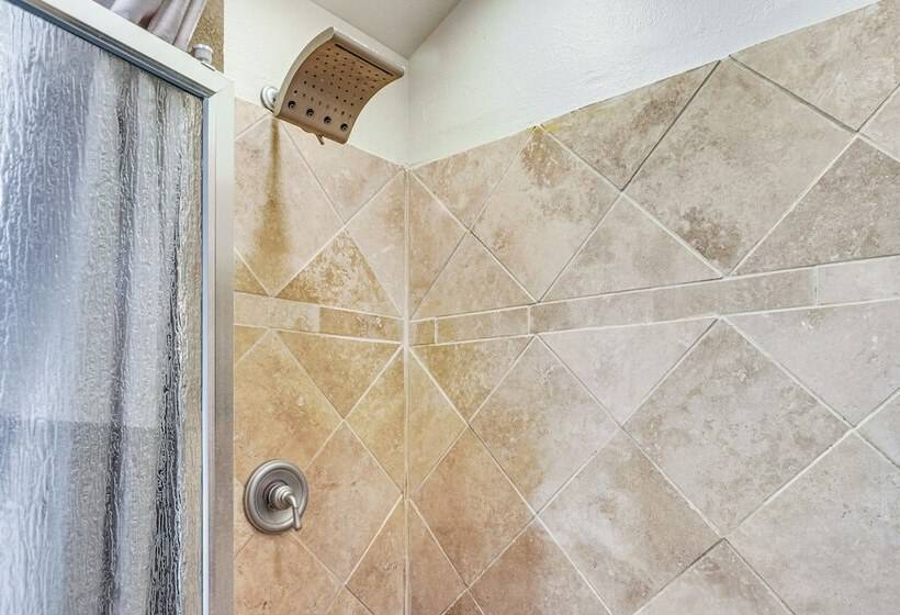 Lakefront Coeur D Alene Home W/ Deck + Shared Dock