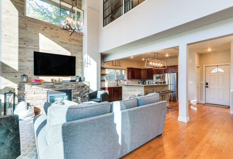 Lakefront Coeur D Alene Home W/ Deck + Shared Dock