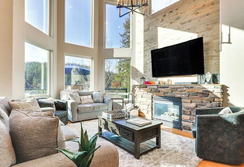 Lakefront Coeur D Alene Home W/ Deck + Shared Dock