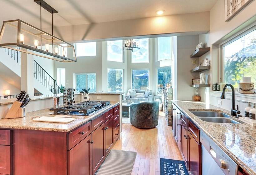 Lakefront Coeur D Alene Home W/ Deck + Shared Dock