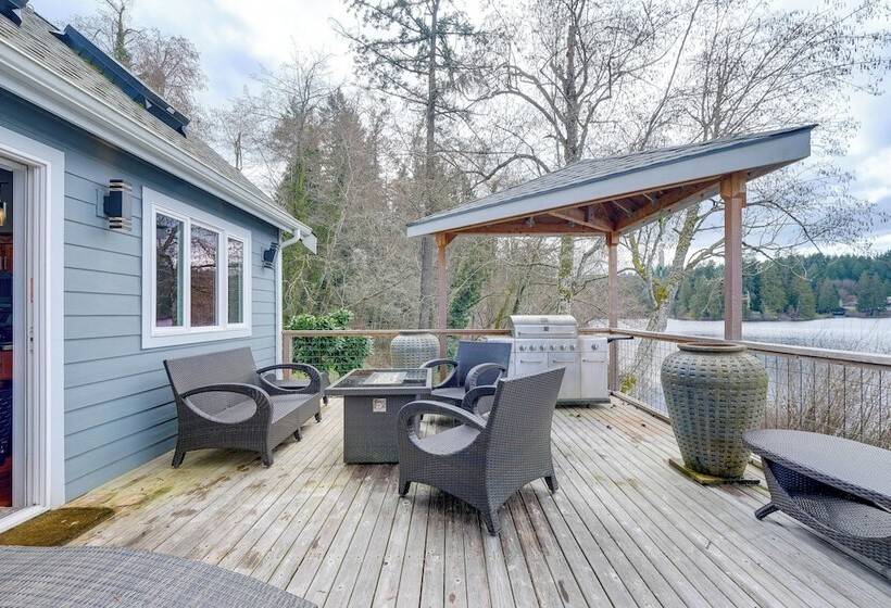 Lakefront Washington Home W/ Grill, Dock & Kayaks!