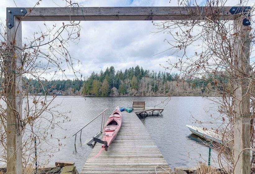 Lakefront Washington Home W/ Grill, Dock & Kayaks!