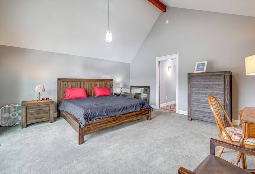 Lakefront Washington Home W/ Grill, Dock & Kayaks!