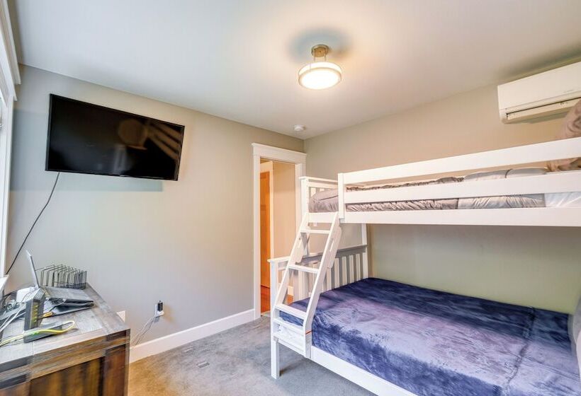 Lakefront Washington Home W/ Grill, Dock & Kayaks!