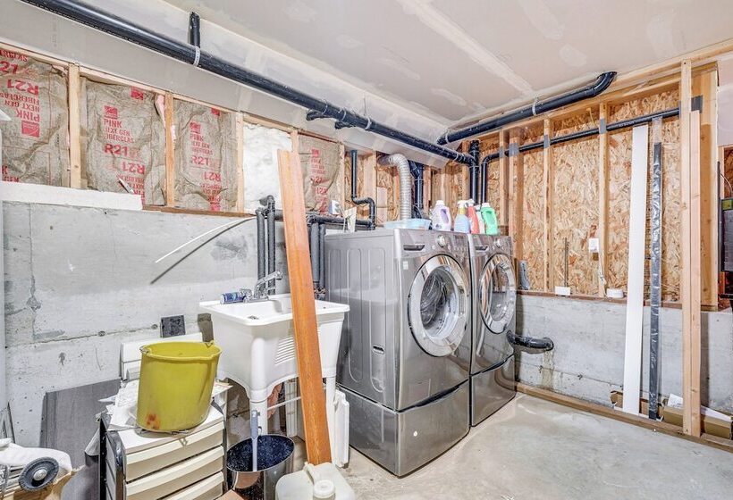 Lakefront Washington Home W/ Grill, Dock & Kayaks!