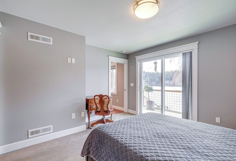 Lakefront Washington Home W/ Grill, Dock & Kayaks!