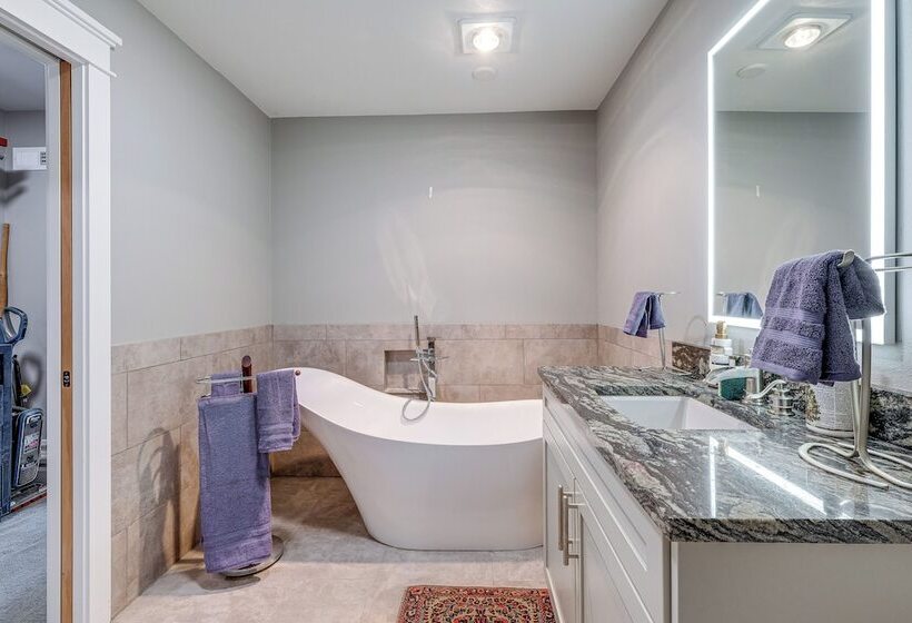 Lakefront Washington Home W/ Grill, Dock & Kayaks!