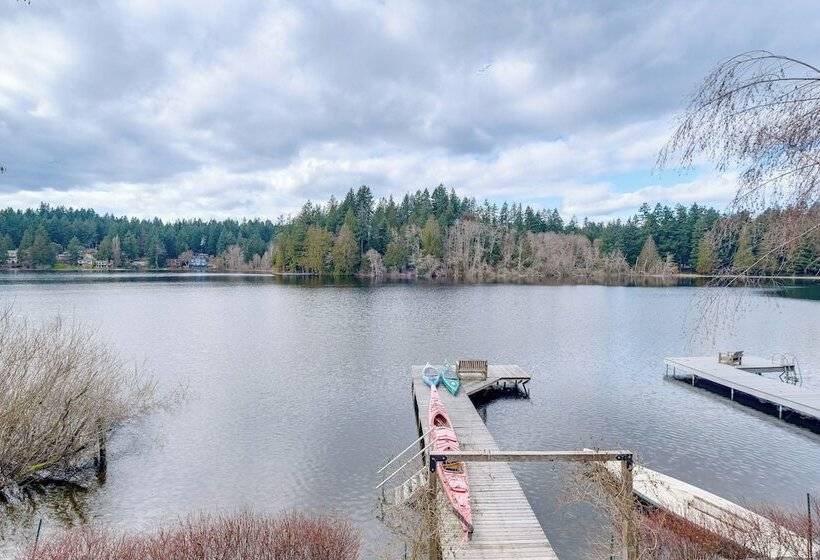 Lakefront Washington Home W/ Grill, Dock & Kayaks!