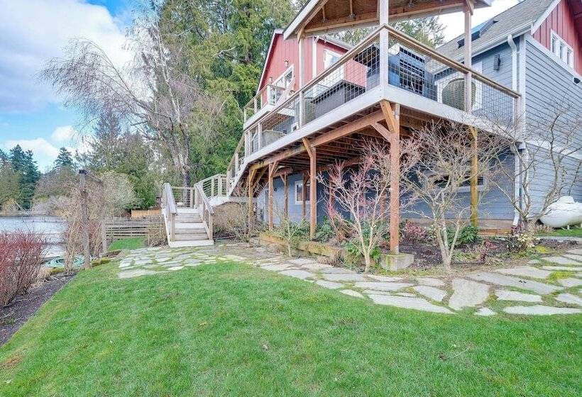 Lakefront Washington Home W/ Grill, Dock & Kayaks!