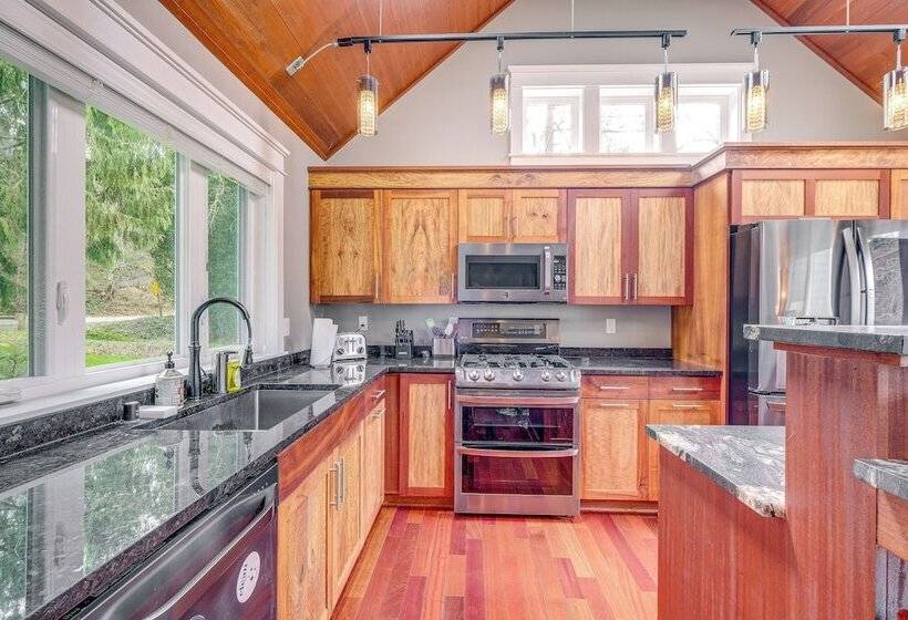 Lakefront Washington Home W/ Grill, Dock & Kayaks!