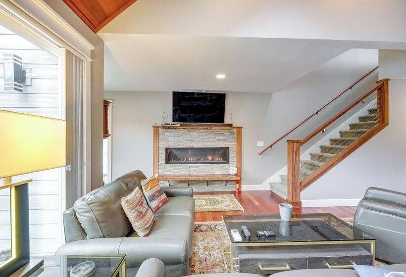 Lakefront Washington Home W/ Grill, Dock & Kayaks!