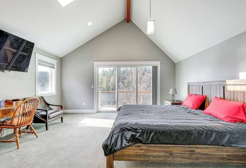 Lakefront Washington Home W/ Grill, Dock & Kayaks!