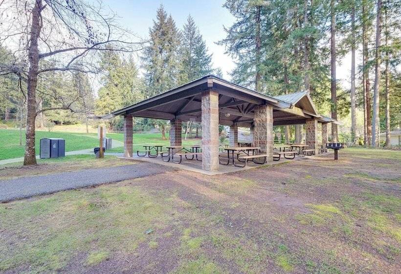 Lakefront Washington Home W/ Grill, Dock & Kayaks!
