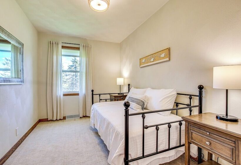 Lakefront Wisconsin Getaway: Fish, Boat, Relax!