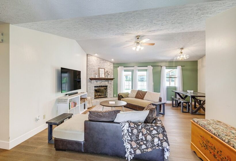 Lovely Terre Haute Home W/ Private Yard & Hot Tub!