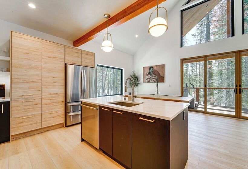 Luxe Soda Springs Cabin: Hot Tub, Forest View Deck