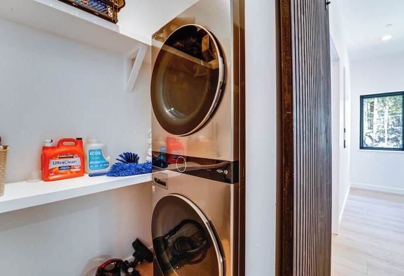 Luxe Soda Springs Cabin: Hot Tub, Forest View Deck