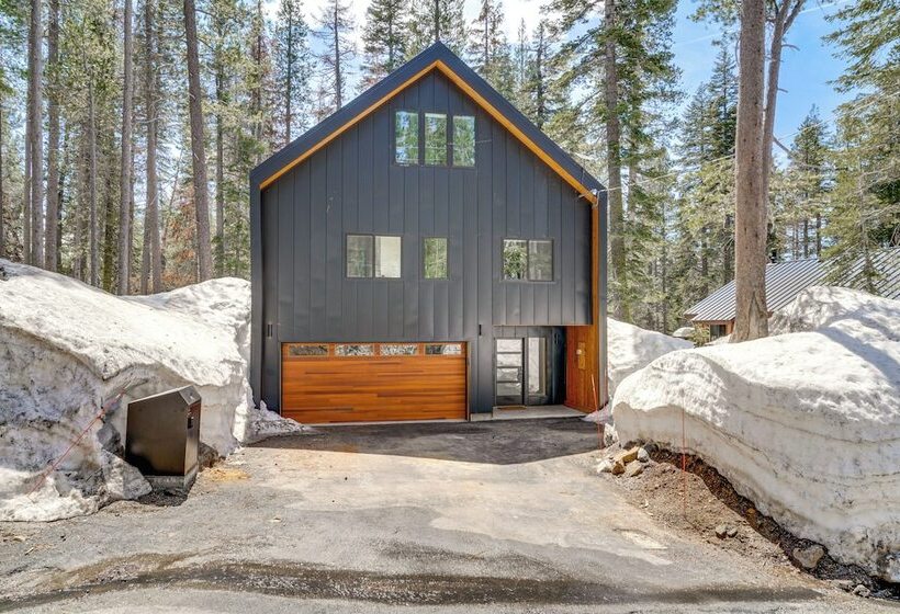 Luxe Soda Springs Cabin: Hot Tub, Forest View Deck